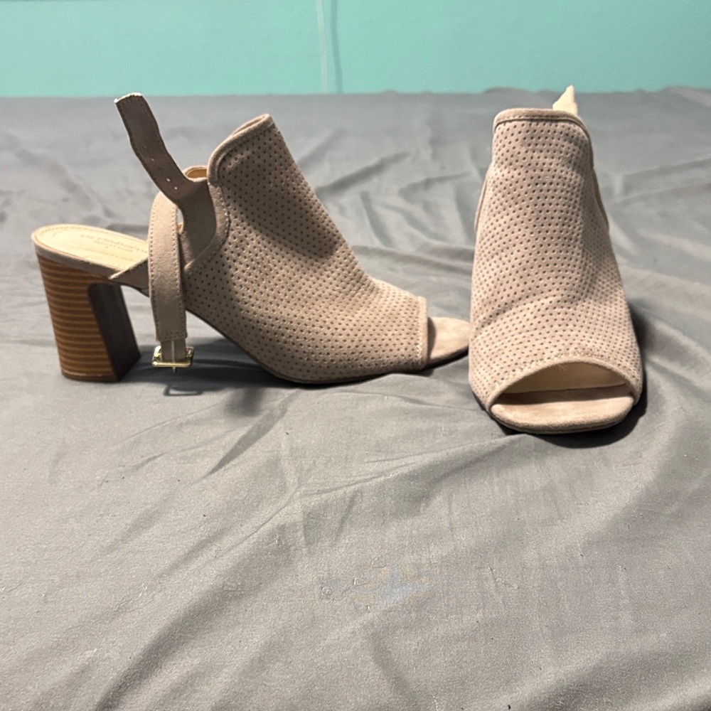 Liz Claiborne Beige Peep-Toe Heels